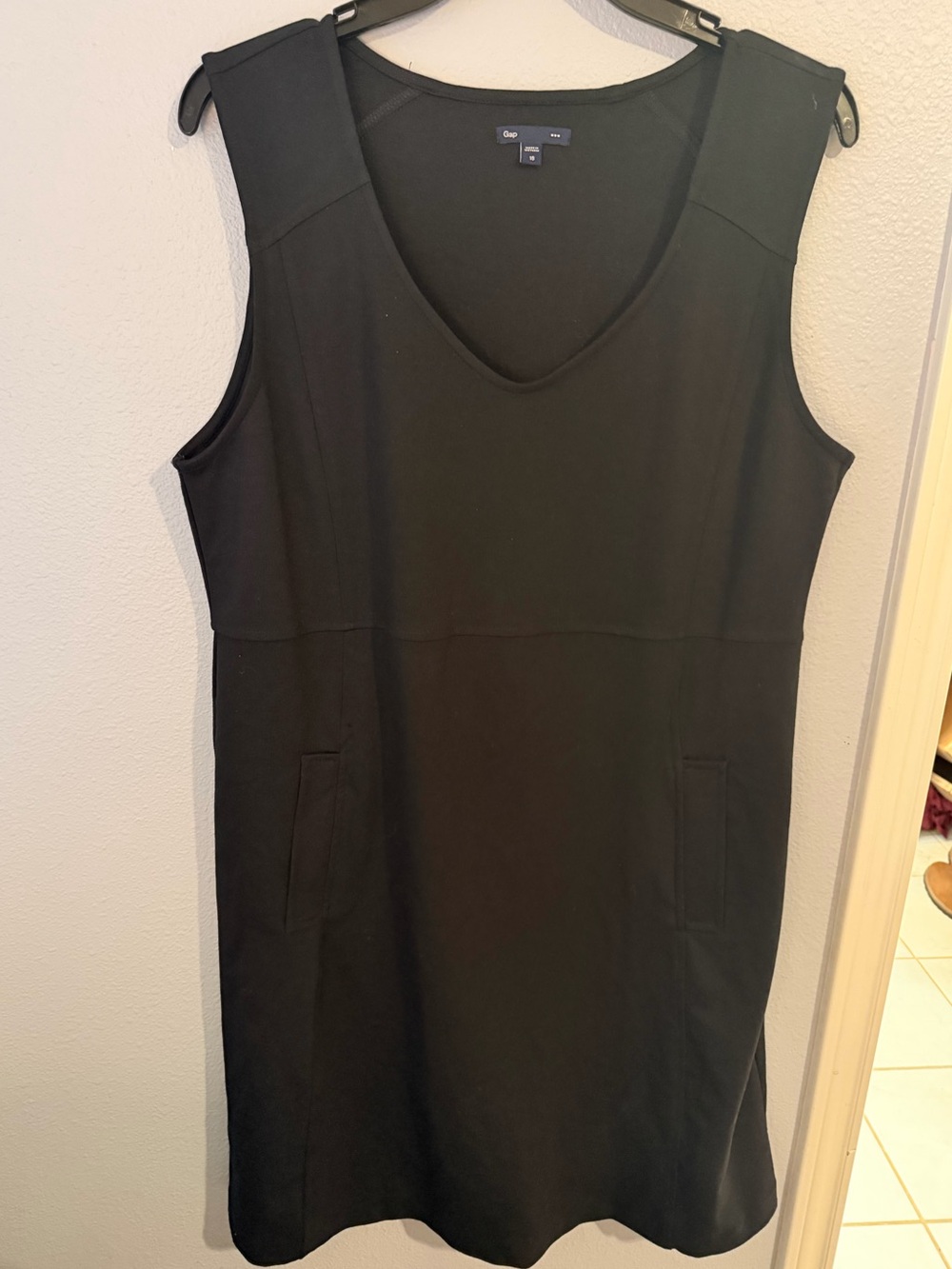 GAP Black fitted Sleeveless V-Neck Tank with pockets